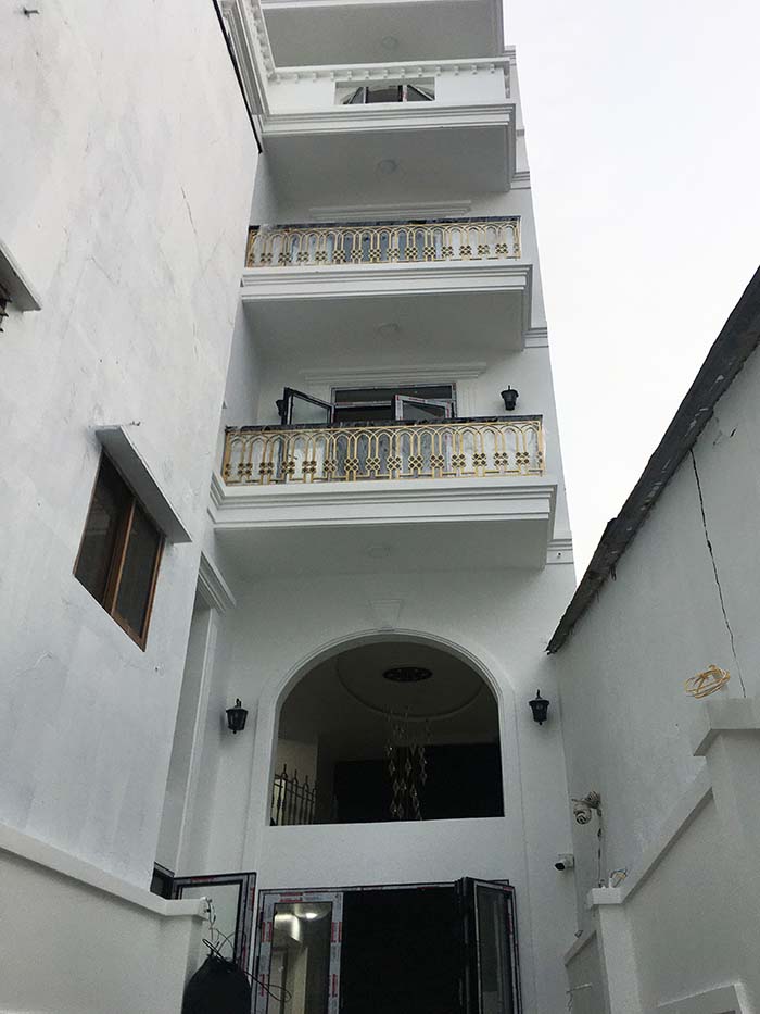 Mẫu lan can hợp kim nhô hiện đại đẹp